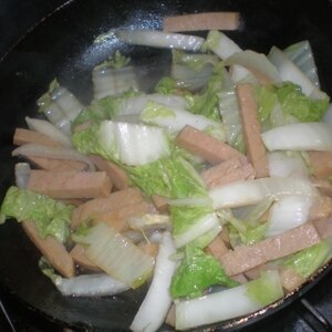 白菜とコンビーフの簡単炒め